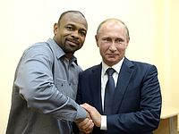 Путин дал российское гражданство боксеру Рою Джонсу