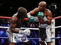 Прощальный матч легенды: Флойд Мэйуэзер-младший победил Андре Берто