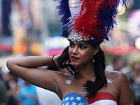 В Нью-Йорке арестовали двух скандалисток: одна была обнажена и раскрашена в цвета флага США