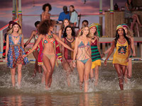 Сестры-палестинки в соблазнительном шоу миллиардера, потомка Роберта Бернса