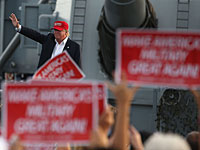 Дональд Трамп на военном корабле 