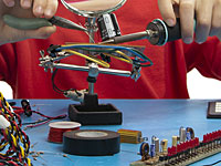 Школьника Ахмеда, смастерившего часы и задержанного за это полицией, пригласили в гости Обама и Цукерберг