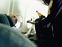 Стюардесса-мусульманка требует освободить ее от обязанности подавать пассажирам спиртное