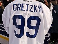 Уэйну Гретцки вручили майку 