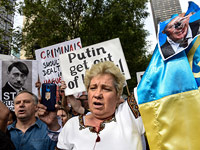 Украинские активисты провели антипутинскую  манифестацию в Нью-Йорке. ФОТО