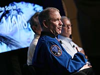  Джон Грансфилд на пресс-конференции  NASA. Вашингтон, 28 сентября 2015 года