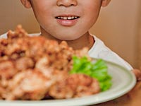 Школы города Осер обязали учеников, не едящих свинину, носить желтые метки