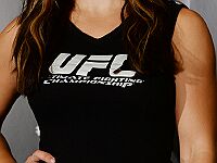 Американка пожаловалась, что ее пятикилограммовая грудь мешает успешной карьере в ММА