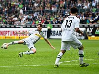 В матче участников Лиги чемпионов победила