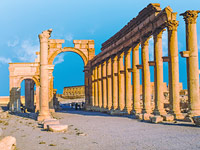 Боевики ИГ взорвали Триумфальную арку в сирийской Пальмире