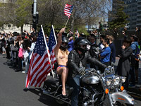 Голый парад на железных конях вернулся в Окленд: мусульмане и иудеи протестуют. ФОТО