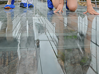 CCTV: стеклянный мост над пропастью в Китае треснул под ногами туристов