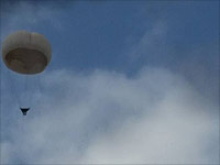 Воздушный шар с наблюдательной аппаратурой над 443-й трассой
