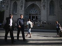 Бездомный спас женщину от вооруженного грабителя в соборе Сан-Паулу. ВИДЕО