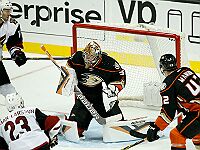 Провал российских голкиперов: Варламов пропустил 5 шайб, Худобин – три за 9 минут