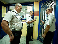 300 тюремщиков придут на помощь полиции