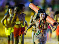 Игры аборигенов в Бразилии: стрельба из лука и эстафета с деревом