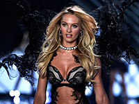 Обнаженная супермодель на океанском пляже: свобода в понимании Кэндис Свейнпол