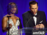 Голливуд борется со СПИДом: вечер шокирующих нарядов