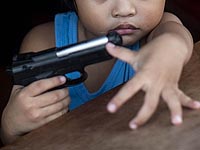 Дедушка оставил 5-летнюю внучку в пустыне, вооружив ее пистолетом 