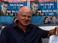 Ноам Шалит на акции протеста за освобождение сына. Резиденция премьер-министра, 2011 год