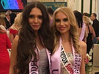 Мария Барлин (слева) на конкурсе Super Model Universe