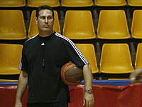 Гай Гудес уволен с поста тренера