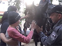 Конная полиция и кинологи приехали к больной раком девочке, чтобы ее поддержать 