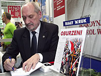 Министр обороны Польши отстаивал теорию еврейского заговора