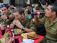 Минобороны потребовало убрать из меню армейских столовых сосиски и гамбургеры