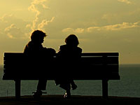 Супруги, присевшие на лавочку в городском парке в Яффо, получили огнестрельные ранения