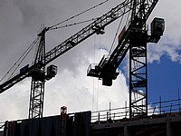 В Санкт-Петербурге рухнул строительный кран, пострадал крановщик