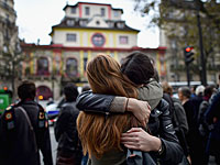 Парижане у концертного зала Bataclan. Париж, 16 ноября 2015 года