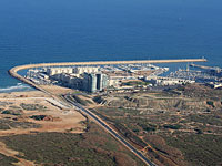 В Герцлии яхта врезалась в волнорез, есть пострадавшие