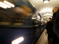 В московском метро прибывающий поезд травмировал мужчину