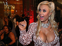 Американская фотомодель снялась топлесс с новорожденной дочерью