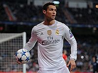 Криштиану Роналду забил четыре мяча за 19 минут. 