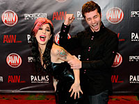 Девять женщин обвинили