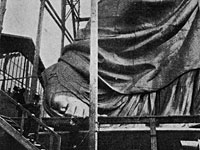 Установка статуи в Париже, 1883 год