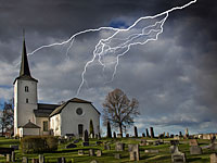 Шестеро жителей ЮАР, покидавших кладбище, погибли от удара молнии
