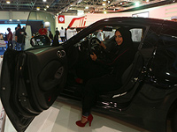 Автошоу в Саудовской Аравии: самые смелые красотки позируют за рулем