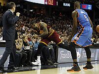 В погоне за мячом Леброн Джеймс врезался в зрителей. Пострадала жена известного гольфиста