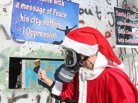 Демонстрации накануне Рождества: мирный Санта Клаус и топоры Газы