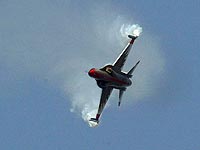 На авиашоу в Индонезии разбился военный самолет, пилоты погибли