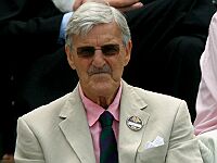 Умер знаменитый английский футболист, тренер и комментатор