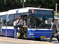 Хулиганы сломали руку пассажиру, просившему их не курить в автобусе