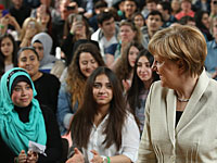 Палестинская школьница, открывшая дорогу потоку беженцев, останется в Германии до 2017 года