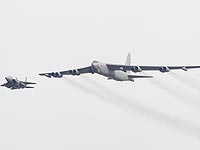 Бомбардировщик B-52 ВВС США над военной авиабазой Осан. 10 января 2016 года