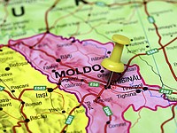 Многотысячная демонстрация возле парламента Молдавии, протестующие ворвались в здание