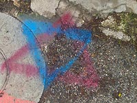 У входа в частный дом в Иерусалиме обнаружены надписи и нож  